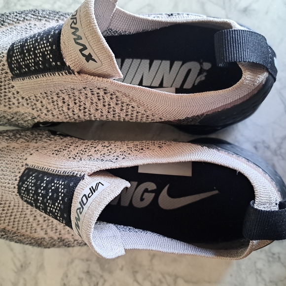 Nike Mens VaporMax Flyknit Shoes - Black and White - Picture 3 of 5